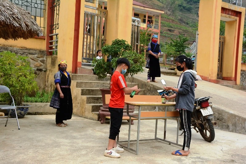 Học sinh huyện Mù Cang Chải (Yên Bái)  rửa tay sát khuẩn phòng, chống Covid-19.
