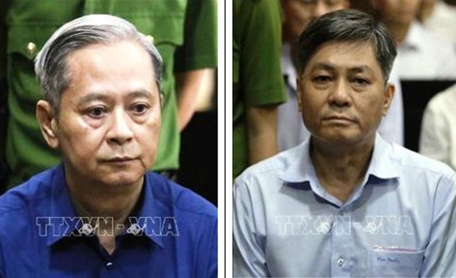 Ông Nguyễn Hữu Tín (trái) và ông Đào Anh Kiệt đang chấp hành án tù về tội vi phạm quy định về quản lý, sử dụng tài sản Nhà nước gây thất thoát, lãng phí. Ảnh: TTXVN.