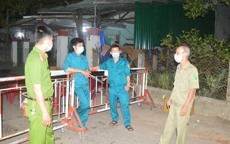 Lực lượng chức năng không quản khó khăn ngày đêm canh chốt phòng, chống dịch tại khu vực bệnh nhân 419 sinh sống.