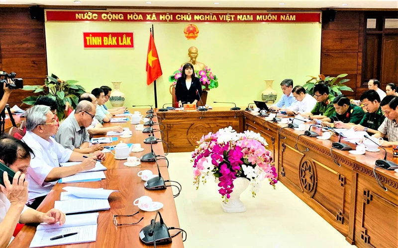 Phó Chủ tịch UBND tỉnh Đắk Lắk H’Yim Kdoh phát biểu chỉ đạo tại cuộc họp.