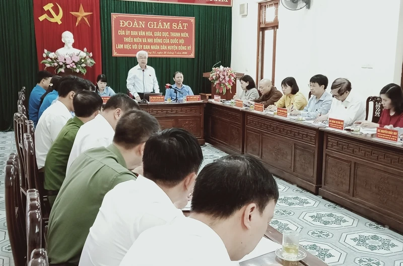 Đoàn giám sát của Ủy ban Văn hóa, giáo dục, thanh niên, thiếu niên và nhi đồng của Quốc hội làm việc với UBND huyện Đồng Hỷ.     