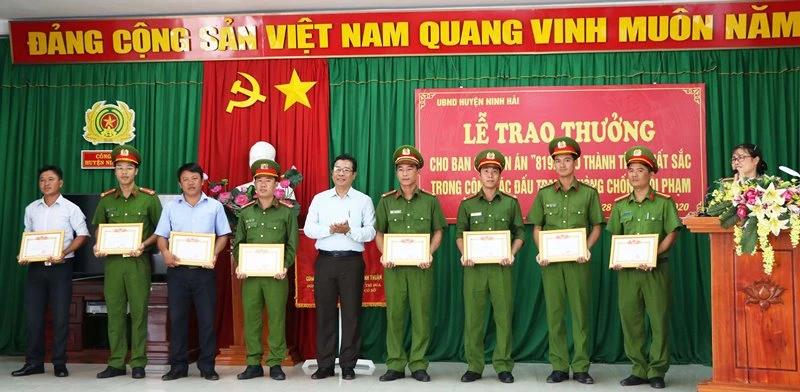 Chủ tịch UBND huyện Ninh Hải Nguyễn Thành Phú trao giấy khen, tặng hai tập thể và chín cá nhân có thành tích xuất sắc trong công tác phá vụ án tại xã Thanh Hải. 