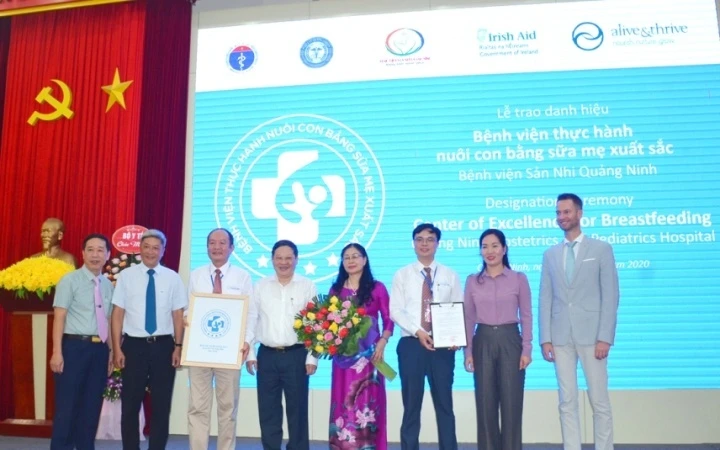 Bệnh viện Sản Nhi Quảng Ninh đón nhận danh hiệu Bệnh viện thực hành nuôi con bằng sữa mẹ xuất sắc, do Bộ Y tế trao tặng.