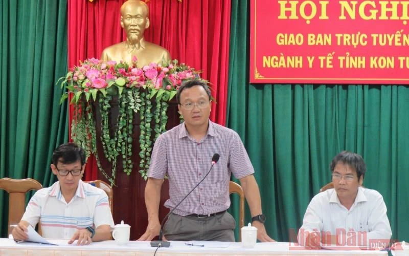 TS Khuất Việt Hùng, Phó Chủ tịch chuyên trách Ủy ban An toàn giao thông quốc gia làm việc với lãnh đạo của tỉnh Kon Tum về vụ tai nạn xảy ra trên địa bàn, ngày 11-7-2020. (Ảnh: PHÚC THẮNG)
