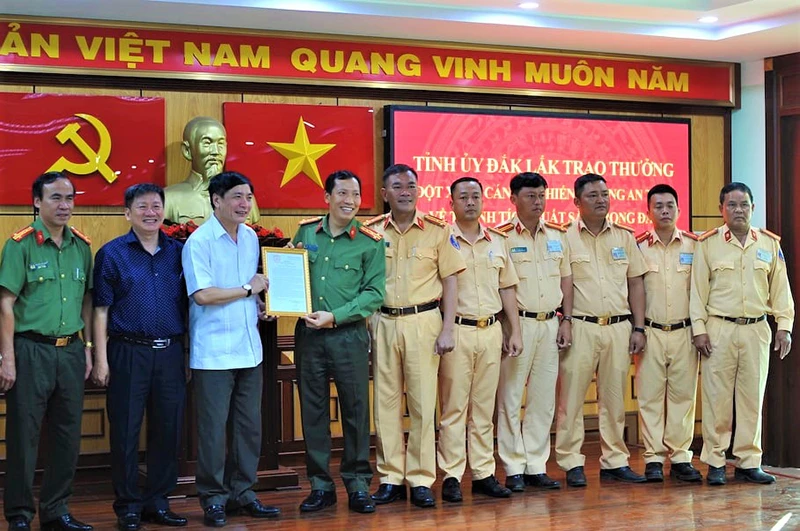 Bí thư Tỉnh ủy Đắk Lắk Bùi Văn Cường trao thư khen của Tỉnh ủy Đắk Lắk cho lãnh đạo Công an tỉnh và tổ CSGT bắt vụ vận chuyển 200kg ma túy đá.