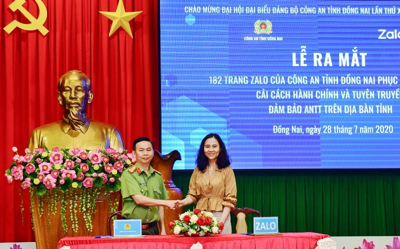 Đại tá Trần Tiến Đạt, Phó Giám đốc Công an tỉnh Đồng Nai và đại diện Dự án Zalo 4.0 ký kết hợp tác.