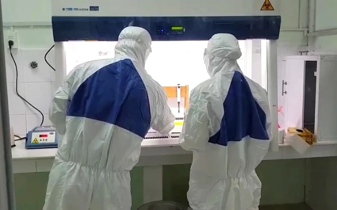 Xét nghiệm sàng lọc SARS-CoV-2 tại phòng xét nghiệm Bệnh viện đa khoa tỉnh Bình Thuận.