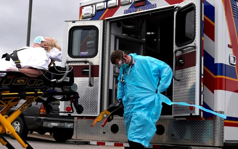 Nhân viên y tế đang chuyển người mắc Covid-19 tới bệnh viện tại Oklahoma, Mỹ. (Ảnh: Reuters)