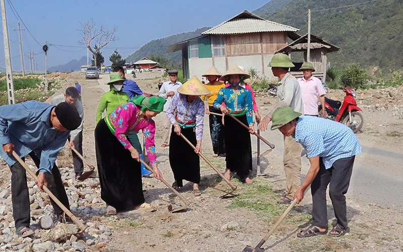 Cán bộ và nhân dân xã Ngọc Chiến tham gia mở rộng đường giao thông nông thôn. 