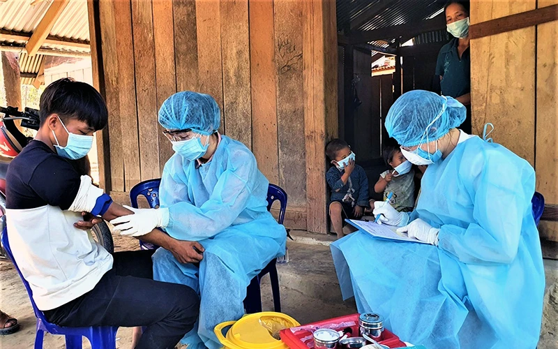 Ngành y tế tỉnh Ðắk Lắk tiến hành tiêm vắc-xin phòng bệnh bạch hầu cho người dân ở xã vùng sâu Cư Pui, huyện Kông Bông. 