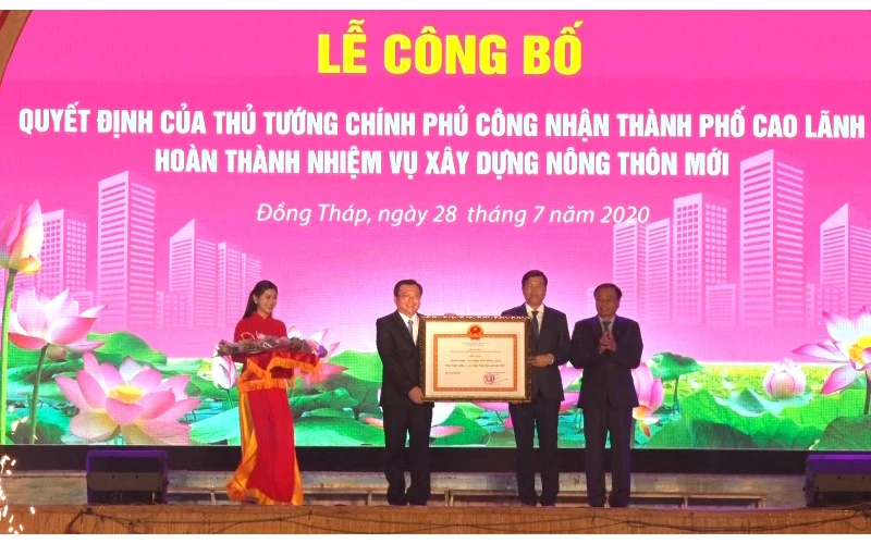 Chủ tịch UBND tỉnh Đồng Tháp Nguyễn Văn Dương (thứ nhất, bên phải) trao Quyết định của Thủ tướng Chính phủ công nhận TP Cao Lãnh hoàn thành nhiệm vụ xây dựng nông thôn mới.