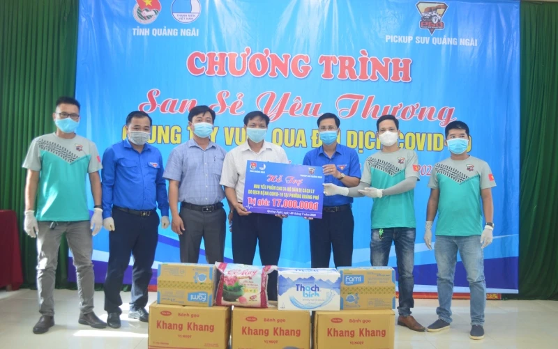 Trao tặng nhu yếu phẩm cho người dân khu cách ly tại tổ 9, phường Quảng Phú.