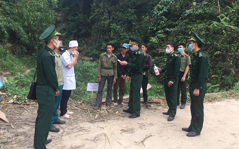 Bộ đội biên phòng Điện Biên kiểm tra thủ tục nhập cảnh của công dân tại Cửa khẩu Quốc tế Tây Trang.