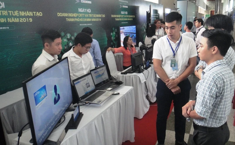 Các gian hàng trưng bày sản phẩm công nghệ thông tin tại Ngày hội Doanh nghiệp công nghệ thông tin và Trí tuệ nhân tạo TP Hồ Chí Minh năm 2019.