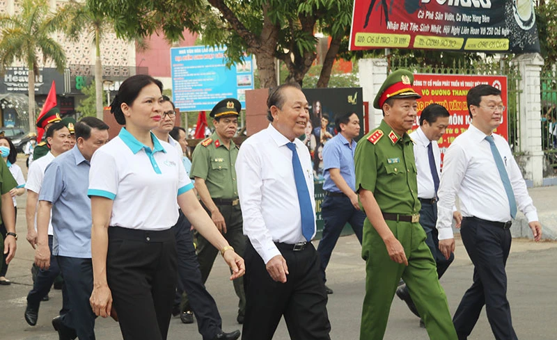 Đồng chí Trường Hòa Bình cùng các đại biểu đi bộ cổ động hưởng ứng Ngày toàn dân phòng, chống mua bán người - 30-7.