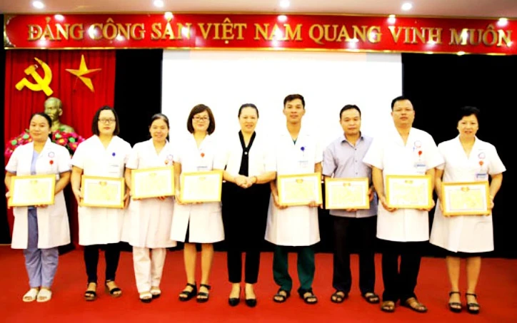 Lãnh đạo Sở Y tế Lào Cai khen thưởng đột xuất kíp bác sĩ, nhân viên y tế cứu sống sản phụ nguy kịch.