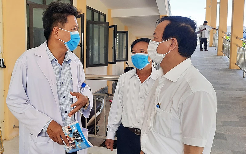Giám đốc Sở Y tế Quảng Trị Đỗ Văn Hùng (bên phải) kiểm tra công tác phòng chống Covid-19 tại huyện Triệu Phong.