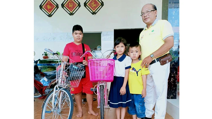 Ông Nghĩa tặng xe đạp cho học sinh nghèo học giỏi. Ảnh nhân vật cung cấp