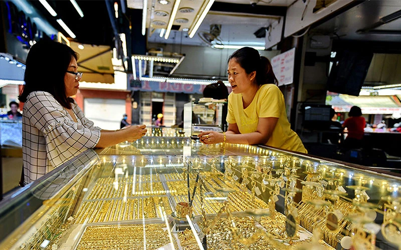 Giao dịch mua bán vàng tại một cửa hàng kinh doanh vàng bạc ở TP Hồ Chí Minh. Ảnh: Ngọc Phượng
