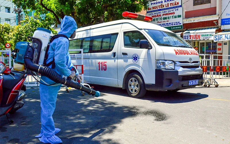 Nhân viên y tế phun khử trùng xe chuyên dụng phục vụ công tác phòng, chống Covid-19 tại TP Đà Nẵng. Ảnh: Xuân Sơn