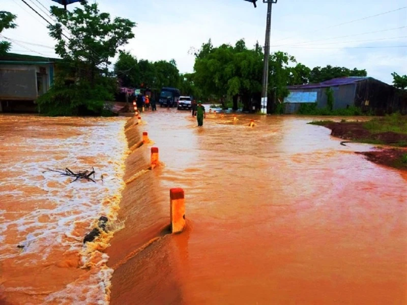 Nhiều tuyến đường giao thông liên xã ở huyện Ea Súp bị ngập nước.