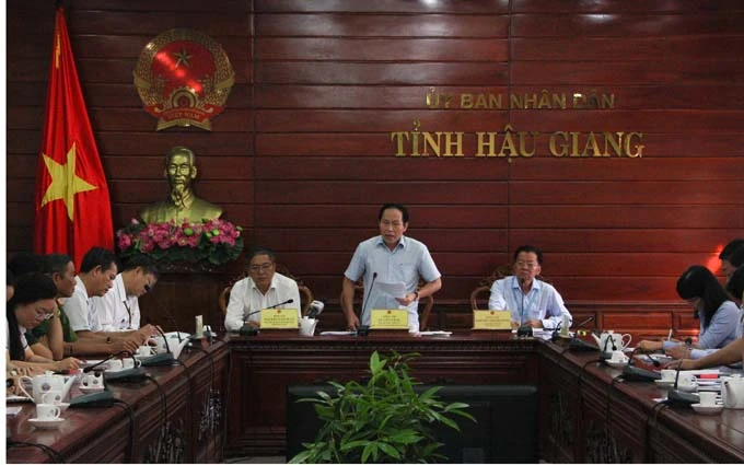 Chủ tịch UBND tỉnh Hậu Giang Lê Tiến Châu chỉ đạo tại cuộc họp.