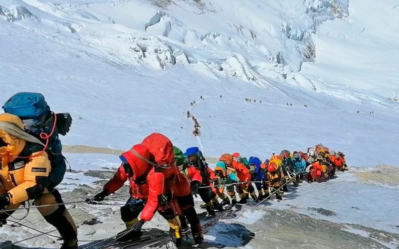 Những người ưa du lịch leo núi mạo hiểm sẽ có thể quay lại khám phá Everest vào mùa thu này từ đường lên phía Nepal (Ảnh: AP)