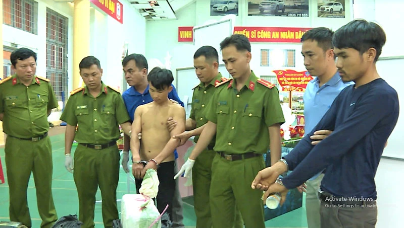 Hai đối tượng Vừ Bá Tếnh và Nhia Hơ cùng tang vật tại Công an tỉnh Đắk Lắk.