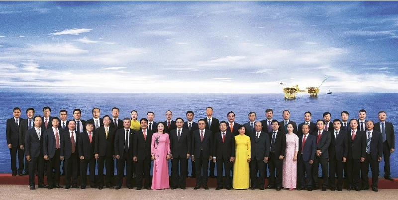Tập thể Ban Chấp hành Đảng bộ Tập đoàn Dầu khí Quốc gia Việt Nam khóa II.