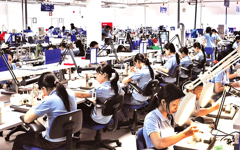 Sản xuất linh kiện điện tử xuất khẩu tại một doanh nghiệp trong Khu Công nghệ cao thành phố.