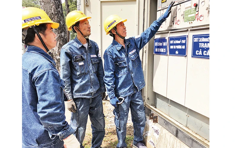 Anh Trương Thái Sơn hướng dẫn kỹ thuật cho các đồng nghiệp khi kiểm tra tủ điện trung thế trên địa bàn phụ trách.