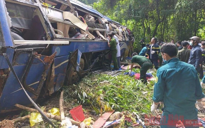 Hiện trường vụ tai nạn giao thông tại Kon Tum, ngày 11-7-2020, làm sáu người chết và 34 người khác bị thương. (Ảnh: PHÚC THẮNG)