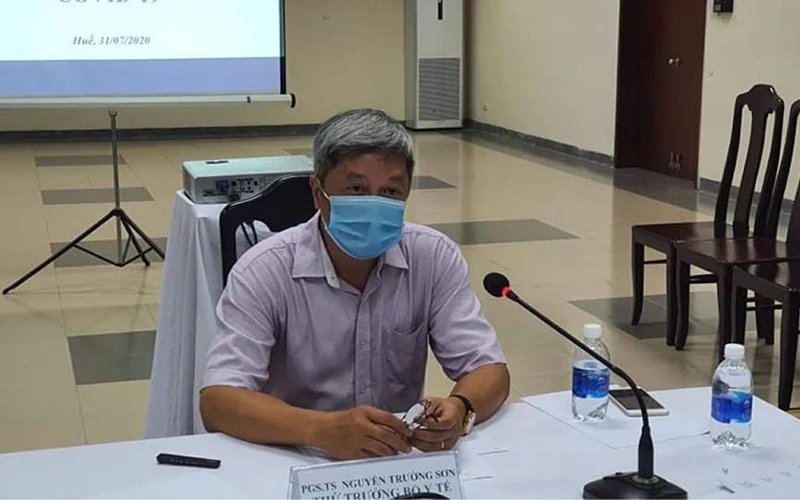 PGS, TS Nguyễn Trường Sơn chỉ đạo cuộc họp trực tuyến.
