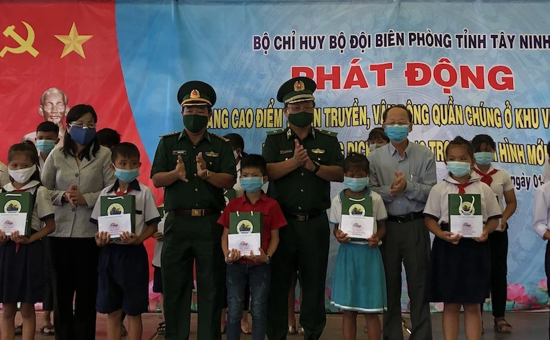 Thiếu tướng Nguyễn Hoài Phương thay mặt Bộ Tư lệnh BĐBP Việt Nam trao tặng quà cho 40 hộ nghèo, học sinh nghèo các xã biên giới.