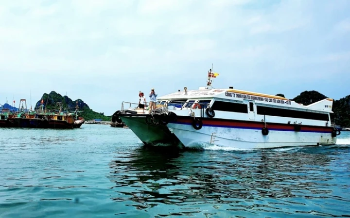 Hiện, tàu chở khách ra các tuyến đảo của Quảng Ninh đã tạm dừng hoạt động, do ảnh hưởng của thời tiết.