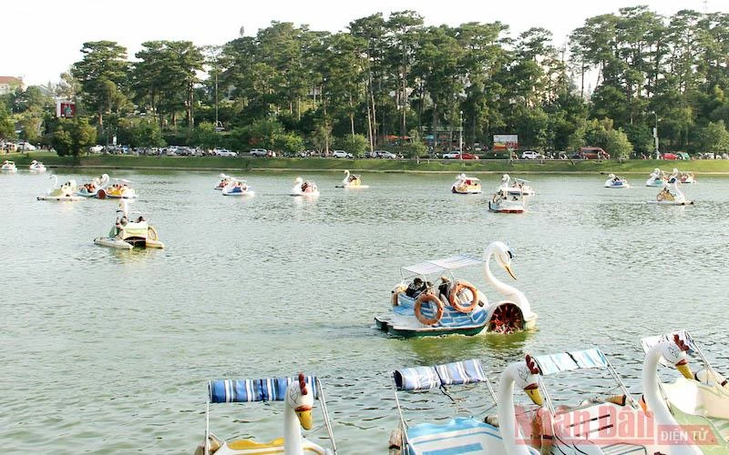Đà Lạt đón lượng du khách khá lớn vào mùa cao điểm du lịch hè nhưng nay bị ảnh hưởng nghiêm trọng do dịch bùng phát. Trong ảnh, Hồ Xuân Hương, Đà Lạt.