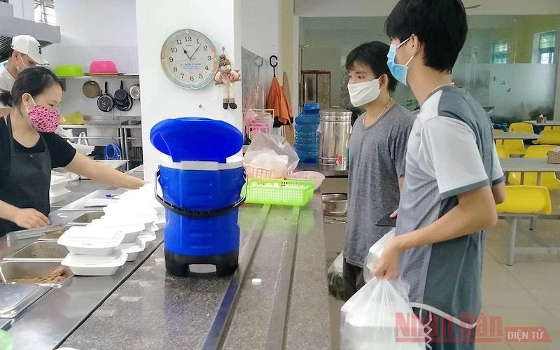 Sinh viên Trường đại học CNTT và TT Việt – Hàn nhận cơm tại bếp tin tại tập thể.