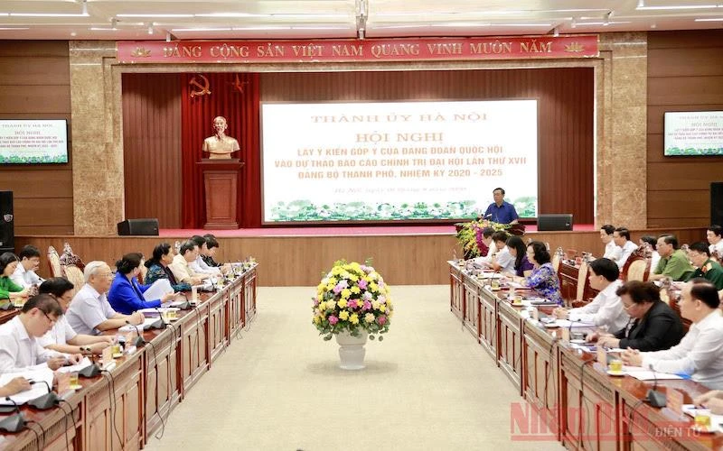Các đại biểu dự hội nghị lấy ý kiến góp ý của Đảng đoàn Quốc hội vào Dự thảo Báo cáo chính trị Đại hội Đảng bộ thành phố Hà Nội lần thứ 17, nhiệm kỳ 2020-2025. (Ảnh: DUY LINH).