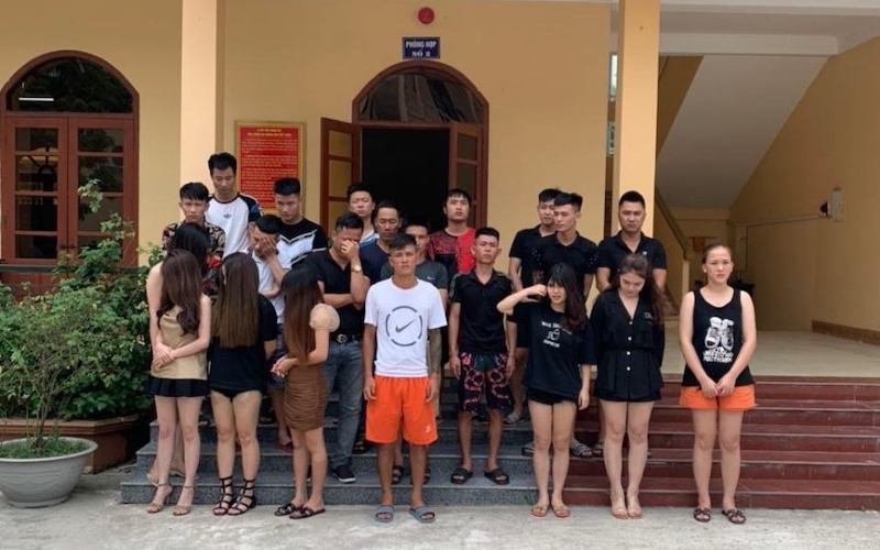 Các đối tượng sử dụng ma túy tại cơ sở karaoke Hoàng Gia, huyện Hải Hà, tỉnh Quảng Ninh.