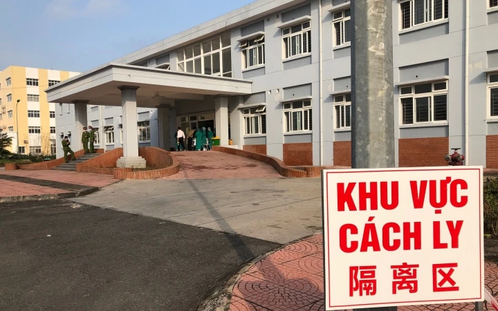 Các trường hợp tiếp xúc với người nghi nhiễm được đưa đi cách ly y tế tập trung tại cơ sở 2 (Bệnh viện Hữu nghị Việt Tiệp).