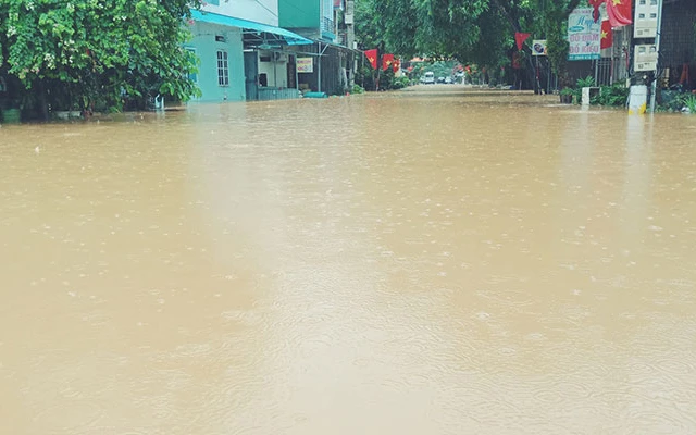 Nhiều tuyến đường ở thành phố Hà Giang ngập nước do mưa lớn trong ngày 21-7 (Ảnh: Khánh Toàn).