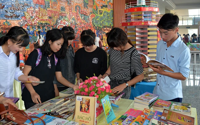 Học sinh và sinh viên tham gia chương trình giới thiệu sách về biển đảo tại Trung tâm hội nghị tỉnh Hưng Yên. Ảnh: VƯƠNG KIÊN