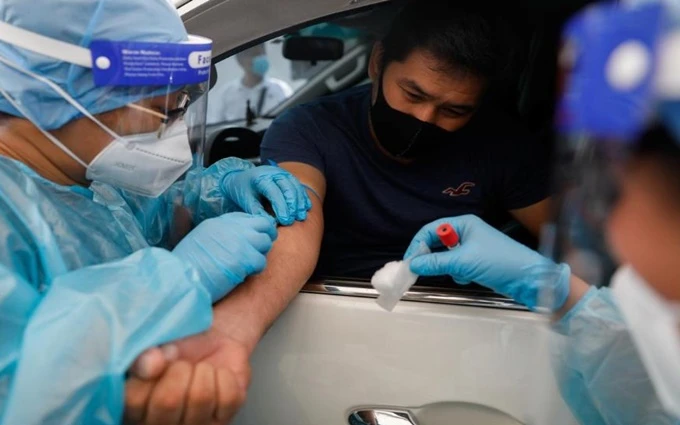 Nhân viên y tế lấy mẫu máu xét nghiệm Covid-19 tại Manila. (Ảnh: Reuters)