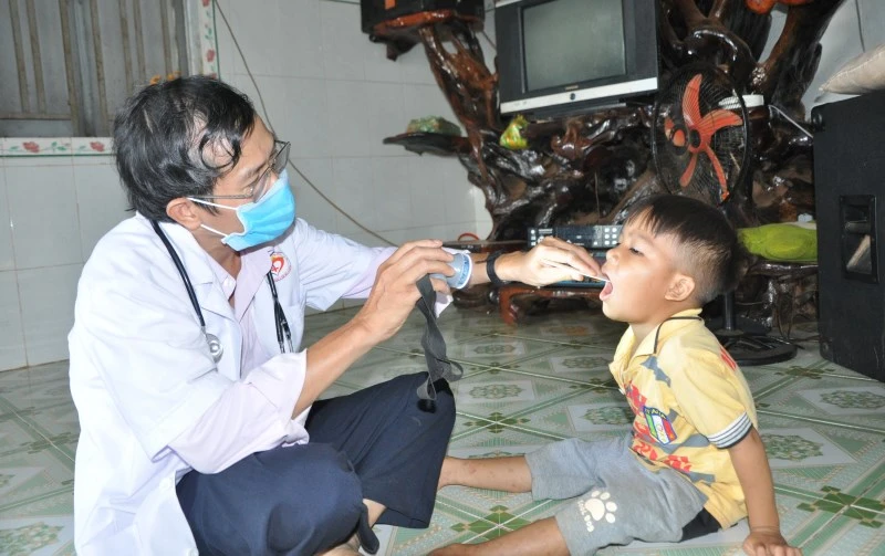 Ngành y tế Bình Phước chủ động khám, tiêm chủng phòng, chống bệnh bạch hầu.