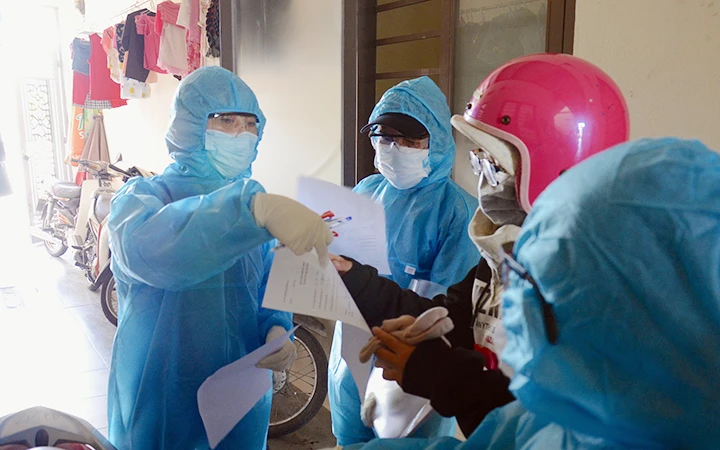 Nhân viên y tế TP Đà Nẵng đến từng nhà dân để lấy lời khai y tế, mẫu xét nghiệm.
