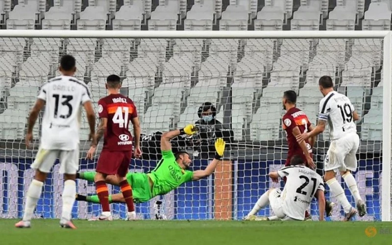 Gonzalo Higuain ghi bàn mở tỷ số cho Juventus ở phút thứ năm. (Ảnh: Reuters)