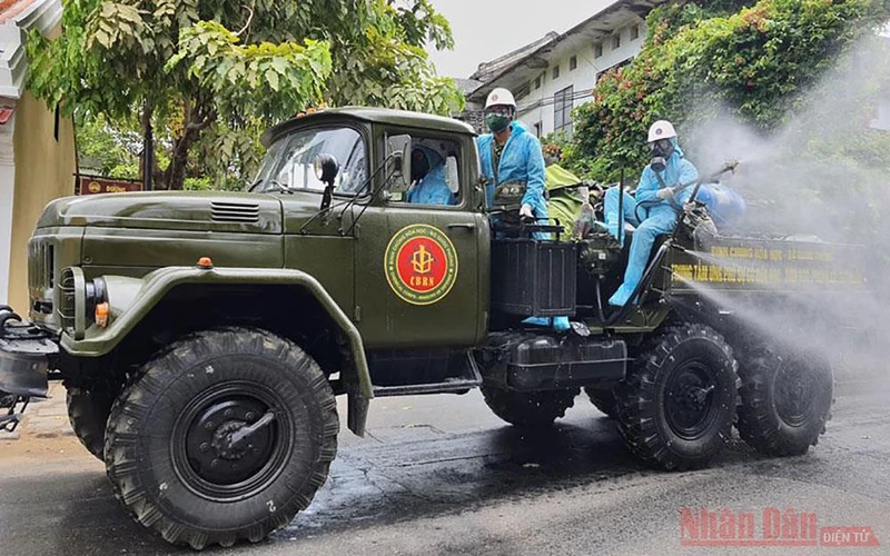 Lực lượng quân đội phun thuốc hóa chất khử trùng tại phố cổ Hội An.