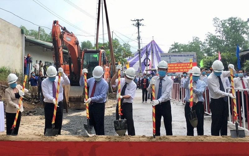 Các đại biểu thực hiện nghi thức khởi công xây dựng cầu Thanh Sơn.