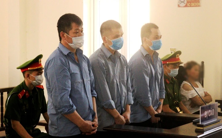 Ba bị cáo trong phiên xét xử sơ thẩm vào ngày 29-7. 