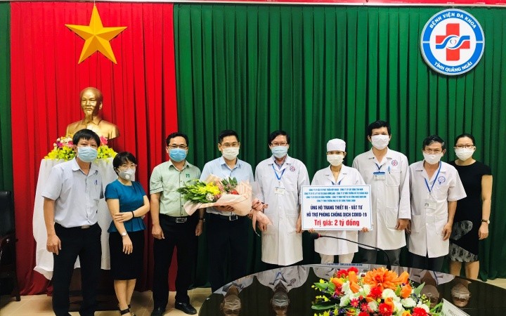 Đại diện các doanh nghiệp trao biểu trưng hỗ trợ trang thiết bị y tế cho Bệnh viện đa khoa tỉnh Quảng Ngãi chống dịch Covid-19.